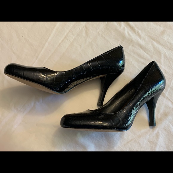 Arturo Chiang Black Patent Leather Pumps - Picture 3 of 6